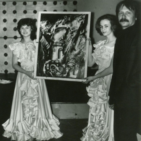 1988 г. Дом молодёжи. Аукцион картин. В. Карманов справа
